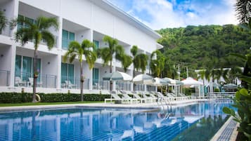 6 piscines extérieures, cabanons gratuits, parasols de plage