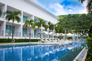 6 outdoor pools, free cabanas, pool umbrellas
