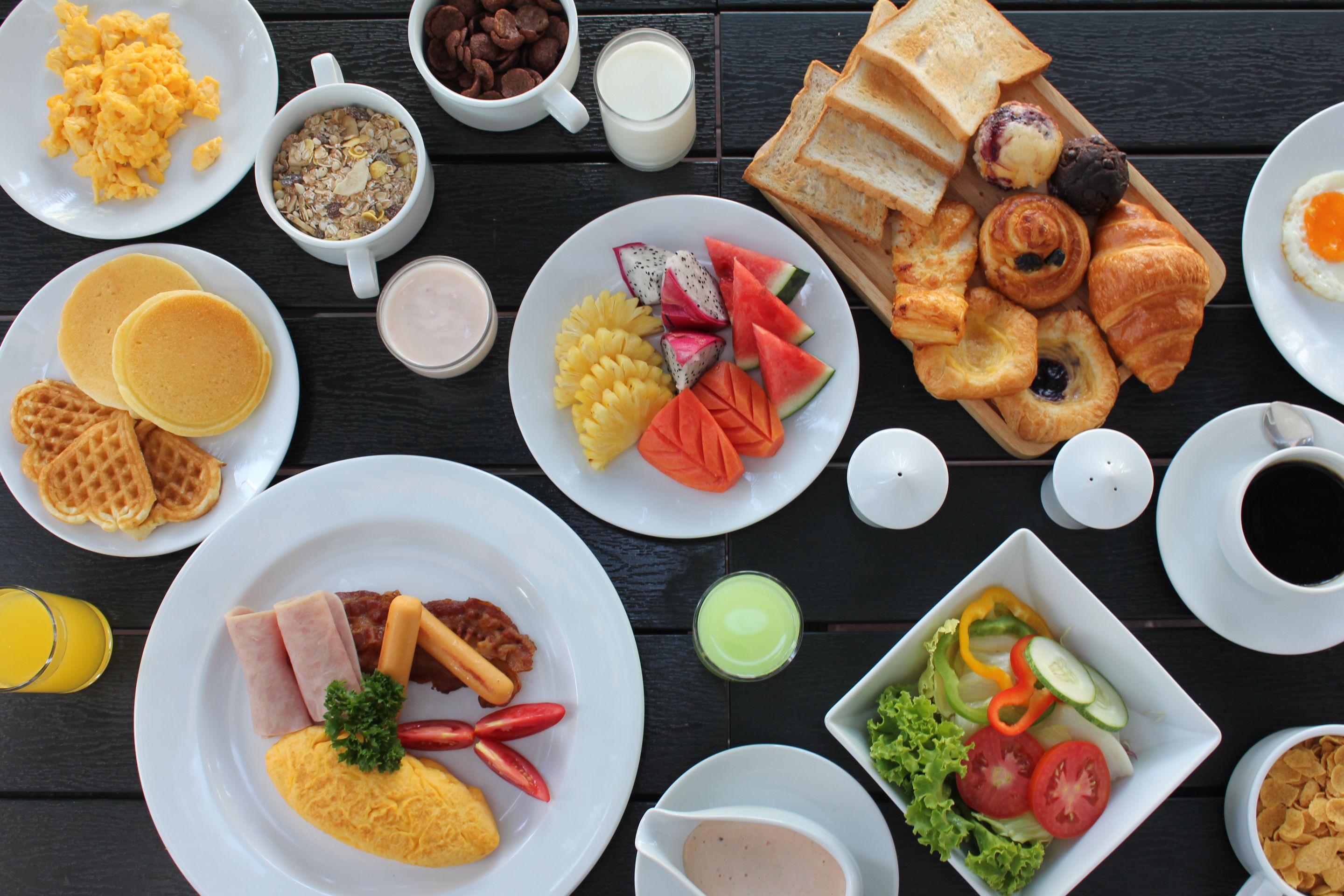 daily buffet breakfast (thb 300 per person)