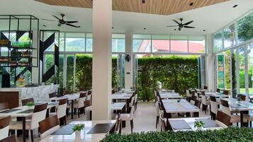 Déjeuner et dßner servis sur place, vue sur le jardin