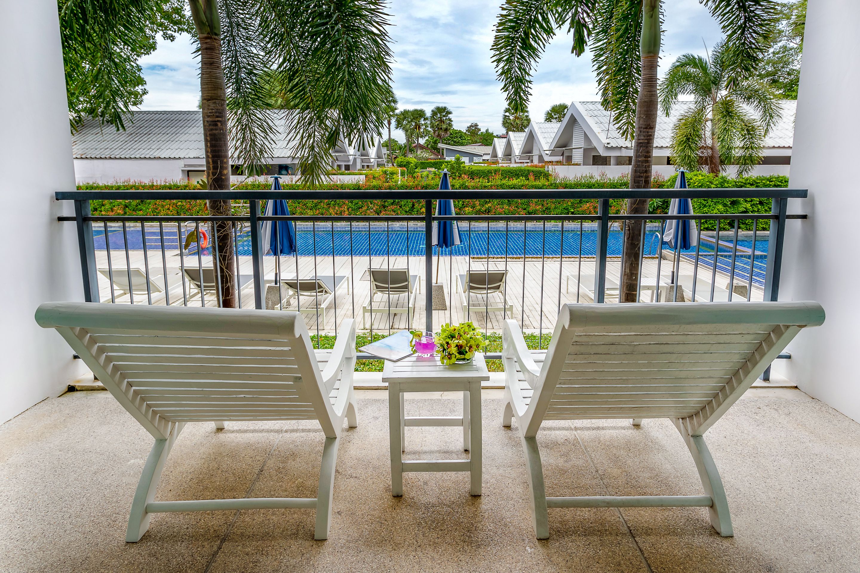 deluxe room, pool view | balcony
