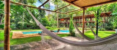 Een buitenzwembad en ligstoelen