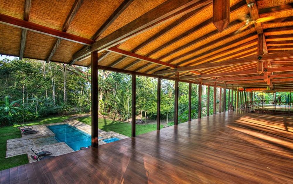 Iguana Lodge Beach Resort by null