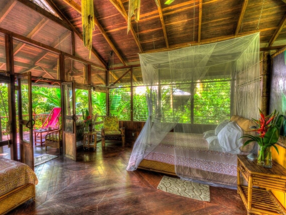 Iguana Lodge Beach Resort by null