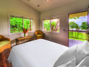 Club Room with Queen Bed & AC | Sábanas de algodón egipcio y colchones con acolchado adicional