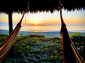 En la playa, toallas de playa, masajes en la playa, yoga en la playa