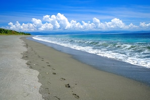 En la playa, toallas de playa, masajes en la playa, yoga en la playa