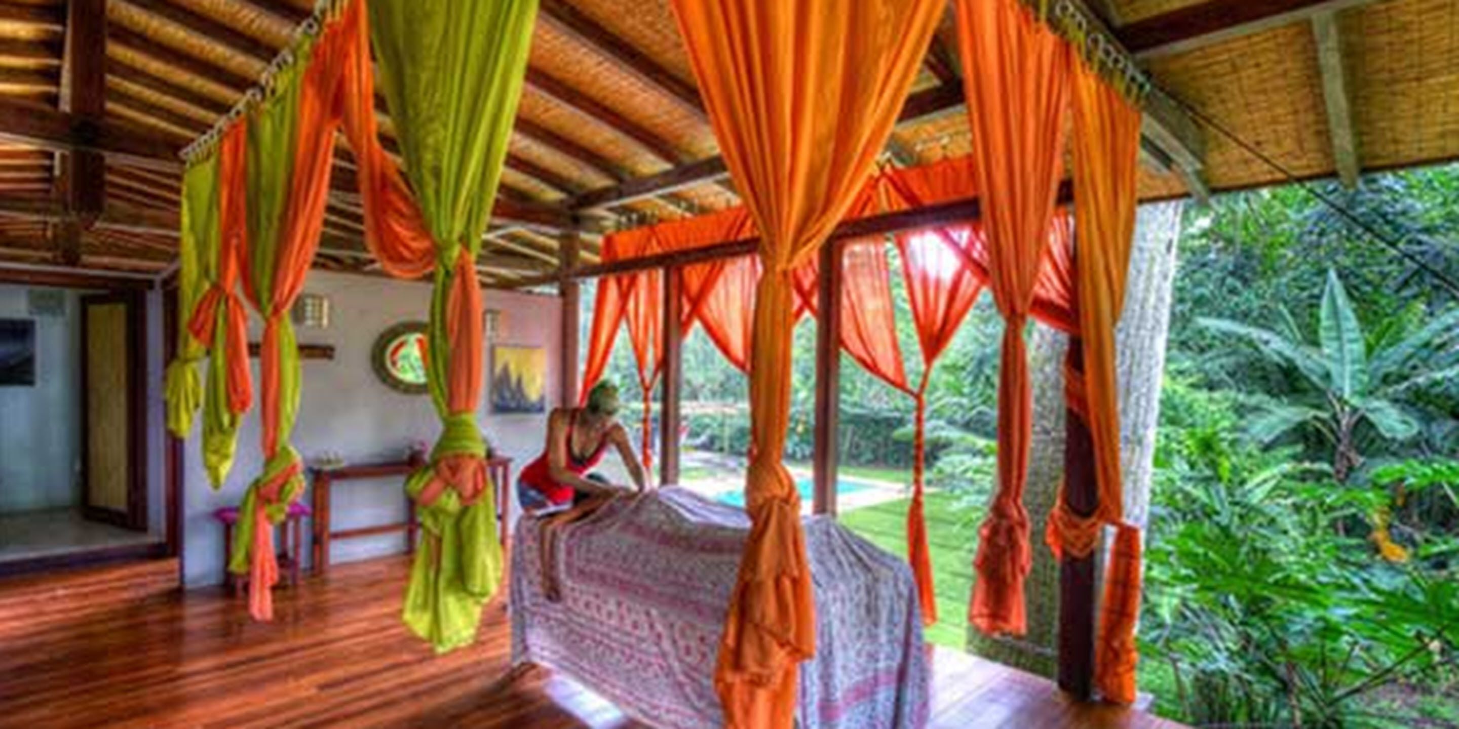 Parihoitohuone(ita), vartalohoitoja, aromaterapiaa, kuumakivihierontaa