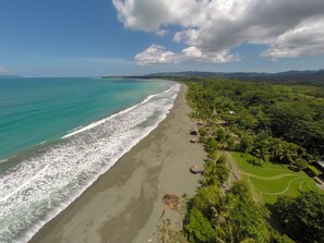 Ubicación a pie de playa, toallas de playa y masajes en la playa