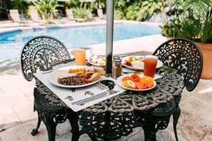 Outdoor dining - Mawamba Lodge (Tortuguero)