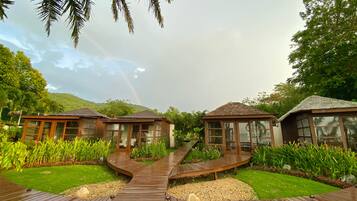 أغطية فراش متميزة وميني بار ومكتب وأسرّة قابلة للطي