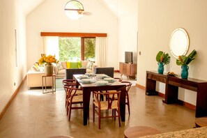 ملاءات من القطن المصري وأغطية فراش متميزة وألحفة محشوة بالريش وميني بار