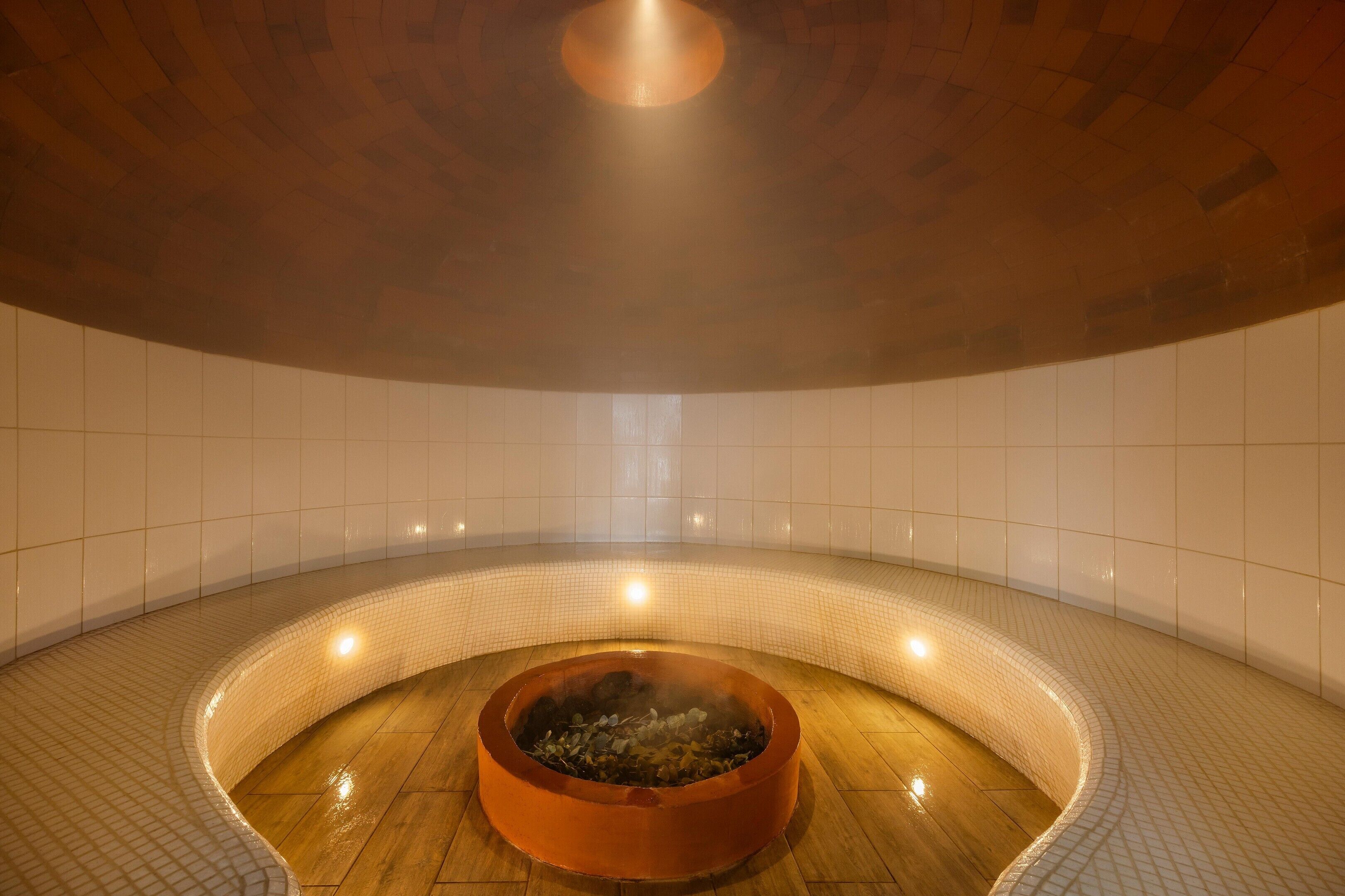 Couples treatment rooms, sauna, steam room, massages