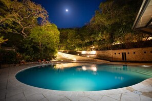 Una piscina al aire libre, sombrillas