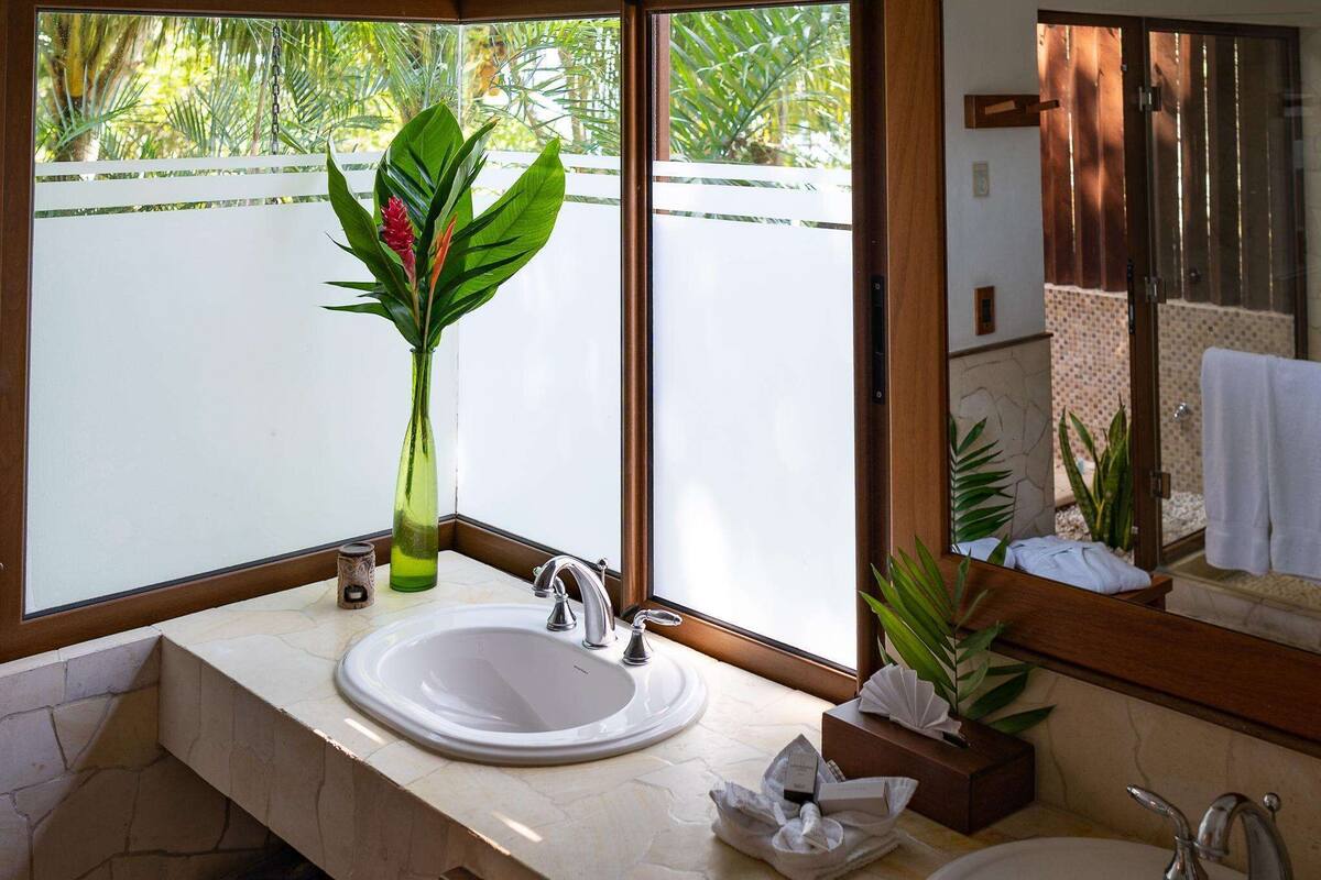 shower, rainfall showerhead, free toiletries, hair dryer