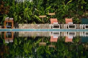 Piscine extérieure, parasols de plage