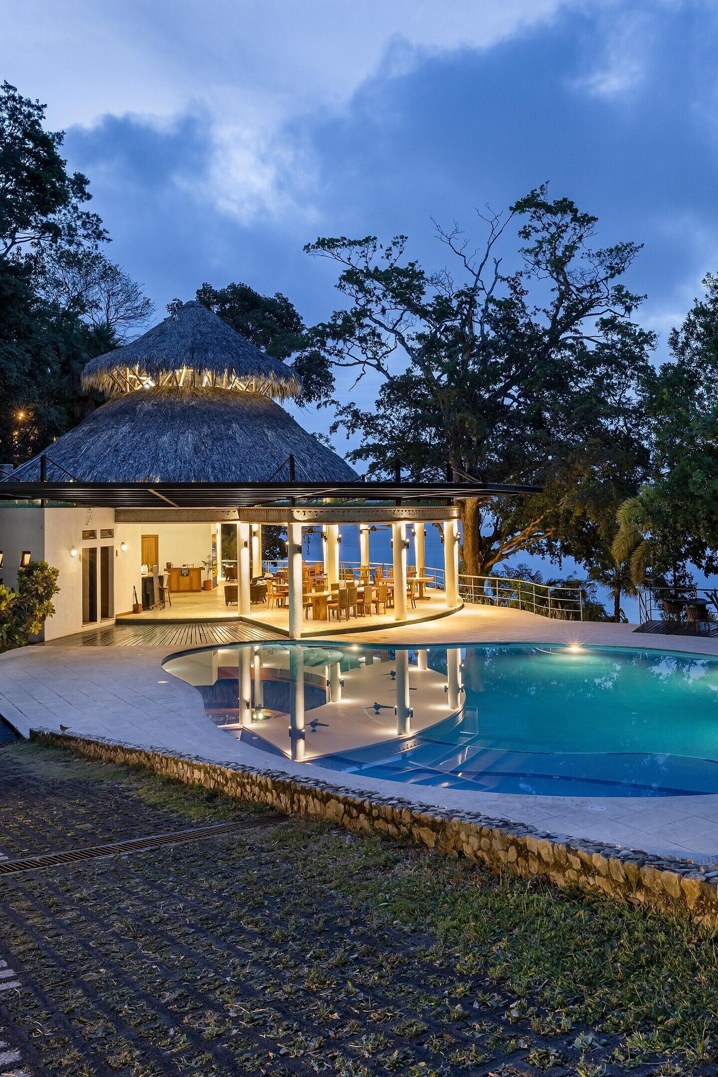 Una piscina al aire libre, sombrillas