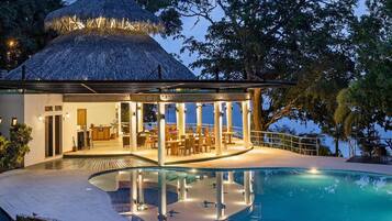 Una piscina al aire libre, sombrillas
