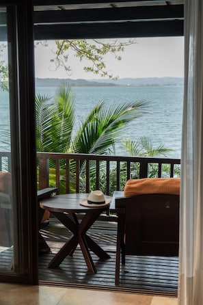 Suite, 1 trĂšs grand lit, vue lac