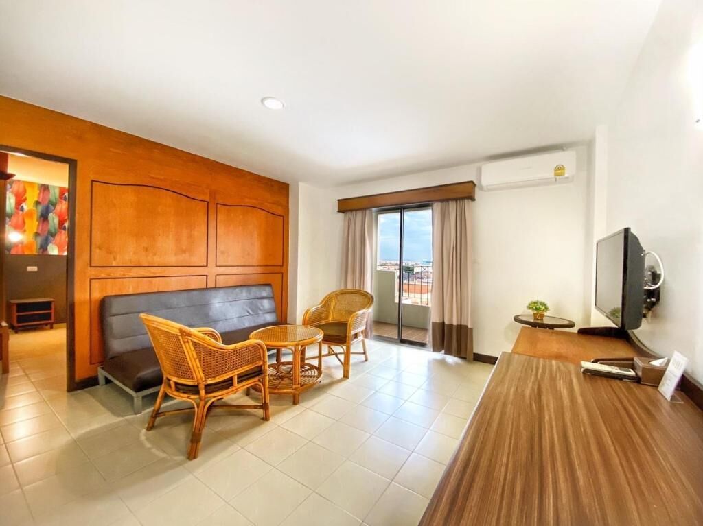 Family Room | Desk, free WiFi