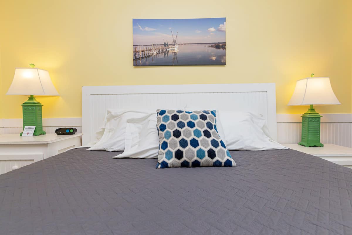 Standaard kamer, 1 kingsize bed | Een kluis op de kamer, een bureau, een strijkplank/strijkijzer