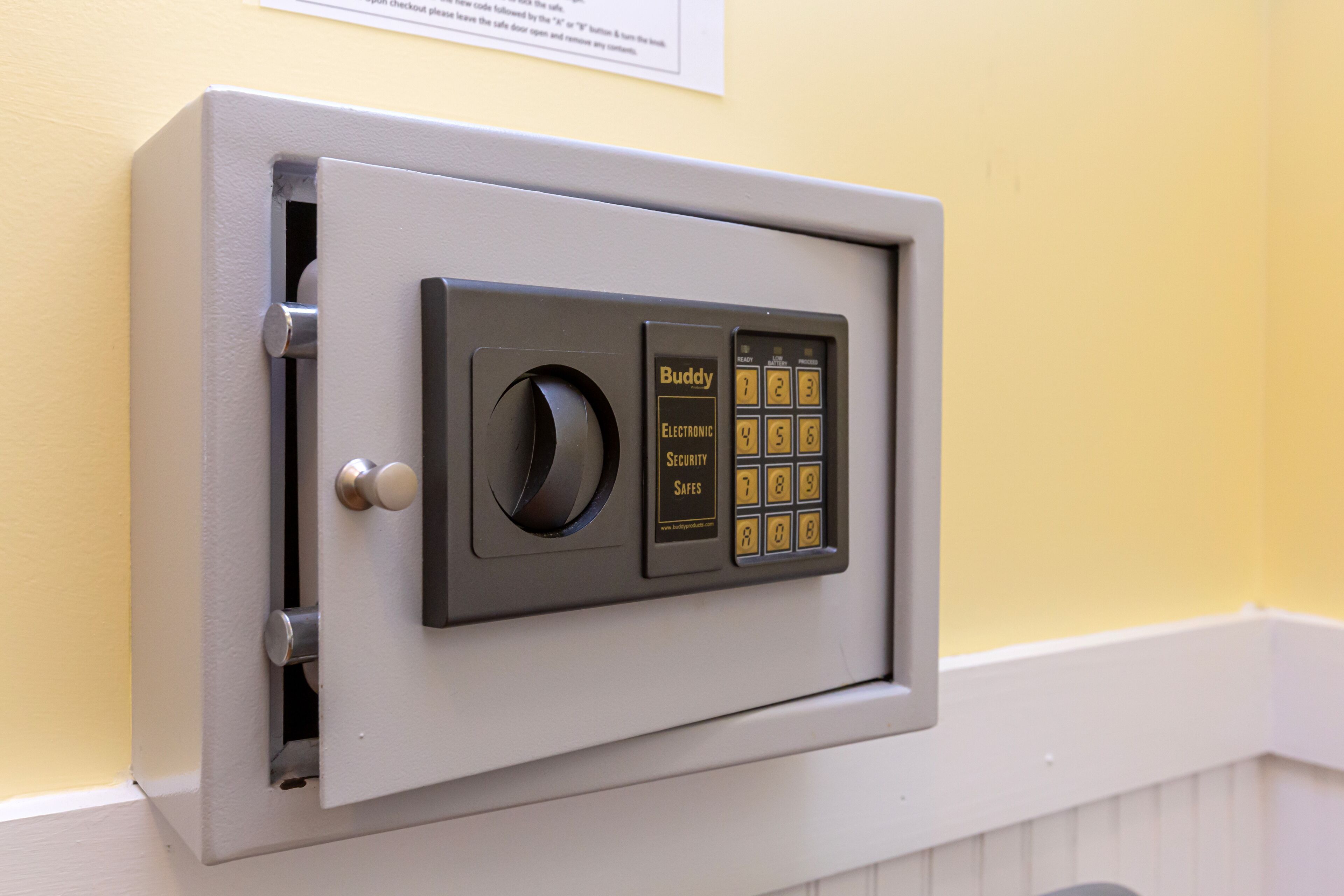 Standard Room, 1 King Bed | Safe