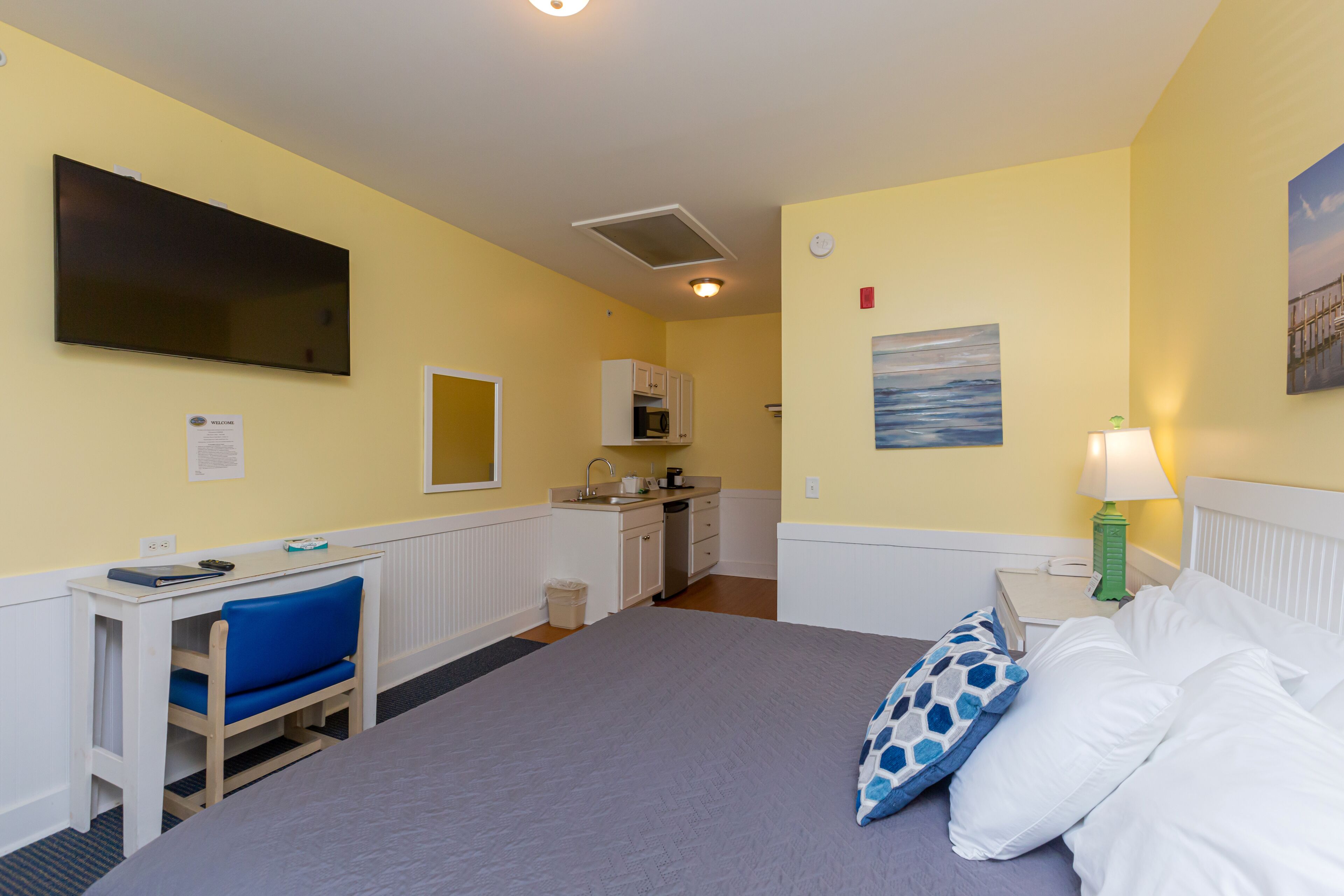 Habitación estándar, 1 cama de matrimonio grande | Caja fuerte, escritorio, tabla de planchar con plancha