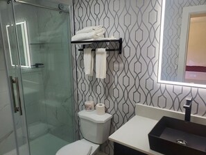 Zimmer | Badezimmer | Kostenlose Toilettenartikel, Haartrockner, Handtücher