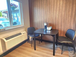 In-room dining - Alpine Inn (Abbotsford)