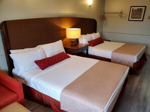 Individually decorated, individually furnished, desk, free WiFi - Alpine Inn (Abbotsford)