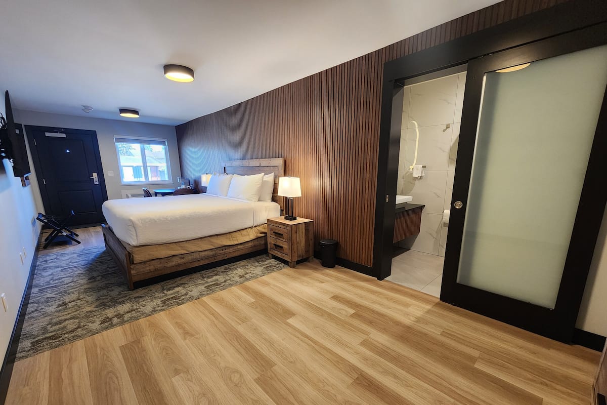 Decoración personalizada, muebles diferentes, escritorio y wifi gratis