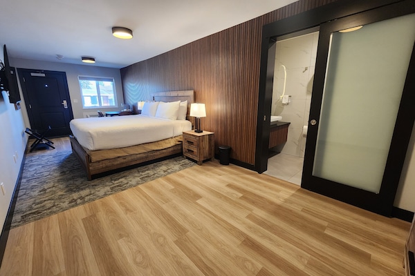 Premium Room, 1 King Bed, Non Smoking | Desk, WiFi (free), individually decorated, individually furnished