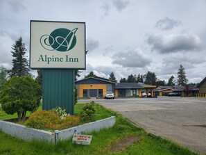 Exterior - Alpine Inn (Abbotsford)