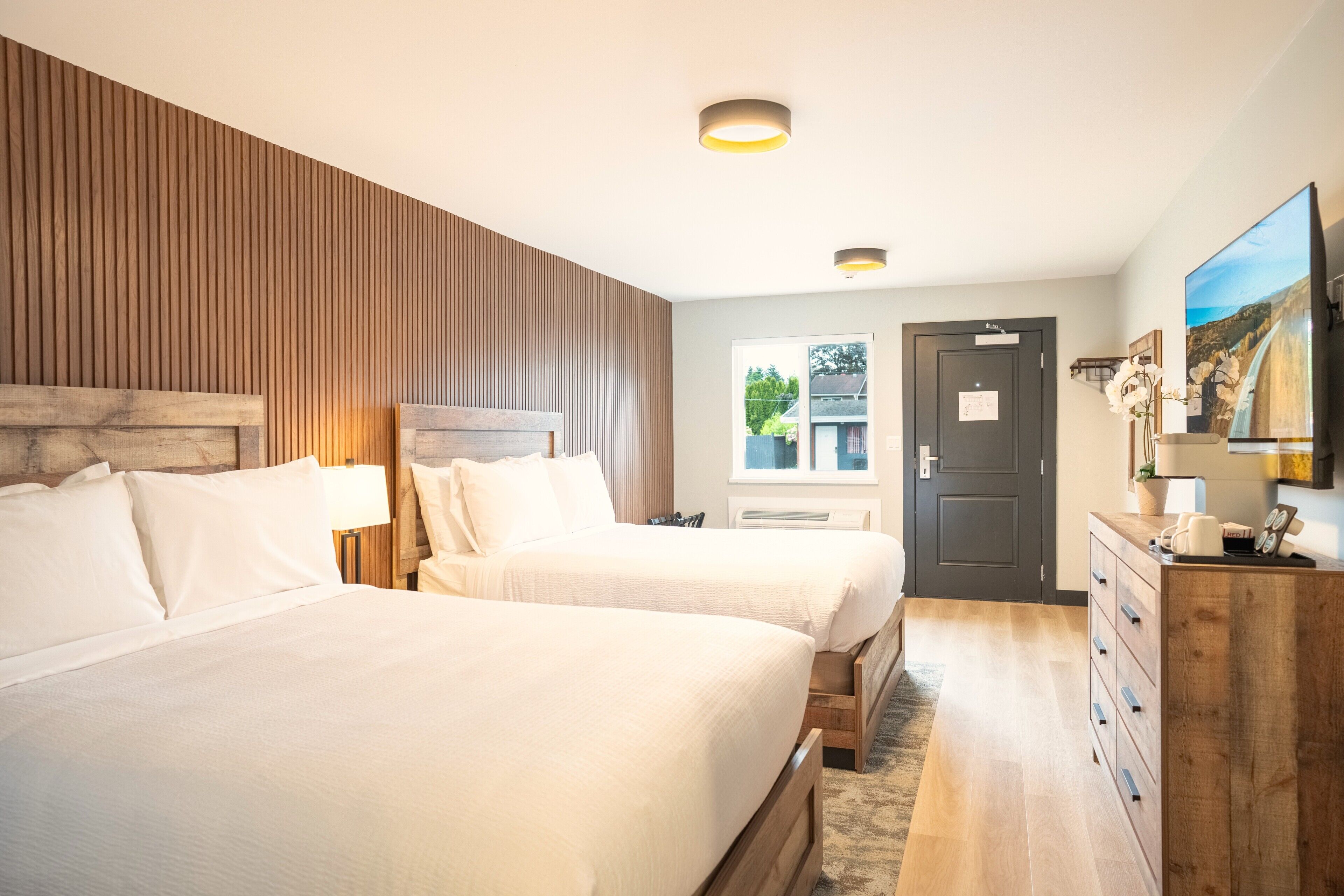 Chambre Prestige, 2 grands lits | Décor unique, ameublement unique, bureau, accès au Wi-Fi (inclus)