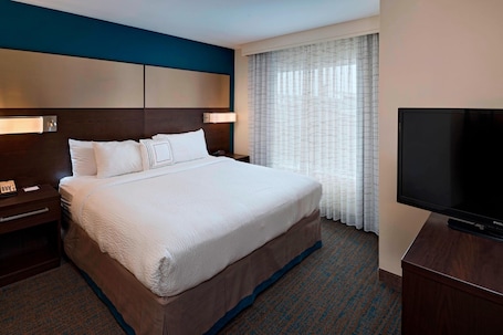 Escritorio, espacio para trabajar con laptop y cortinas blackout . Residence Inn Omaha West