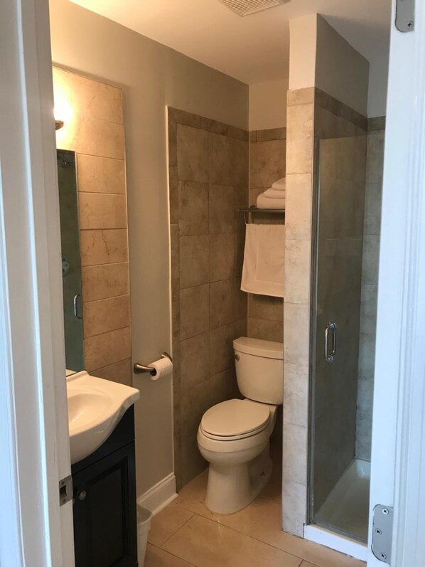 Bathroom - Red Carpet Inn (Alexandria)