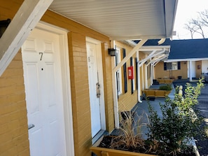 Front of property – evening/night - Red Carpet Inn (Alexandria)