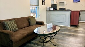 Lobby - Red Carpet Inn (Alexandria)