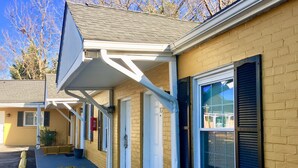 Front of property - evening/night - Red Carpet Inn (Alexandria)