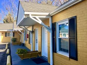 Vista frontal de la propiedad por la tarde o noche