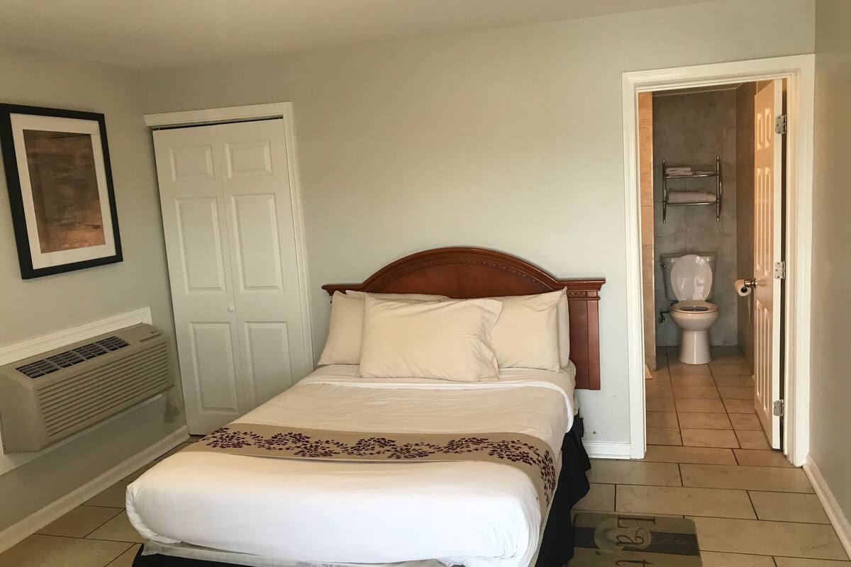 Standard Room, 1 Queen Bed, Refrigerator & Microwave