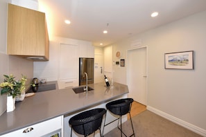 Private kitchen - West Fitzroy Apartments (Christchurch)