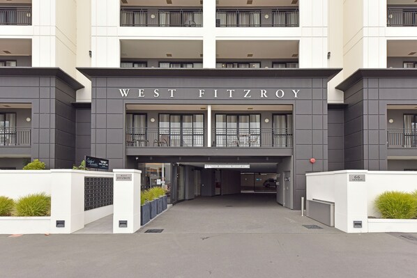 Une entrée d’hôtel moderne avec le nom « WEST FITZROY » bien en évidence.