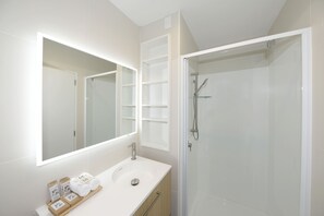 Regadera, amenidades de baño gratuitas, secadora de cabello, toallas 