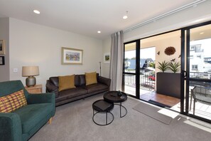 公寓, 2 间卧室, 城市景观 | 起居区 | 平板电视