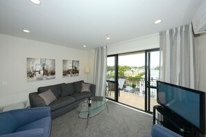 公寓, 2 间卧室, 城市景观 | 起居区 | 平板电视