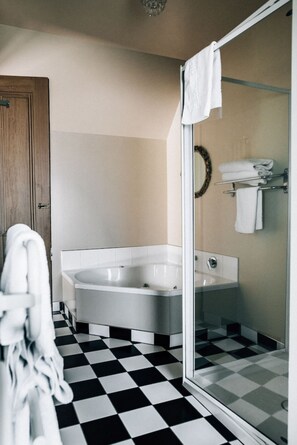 Een douche, gratis toiletartikelen, een haardroger, handdoeken