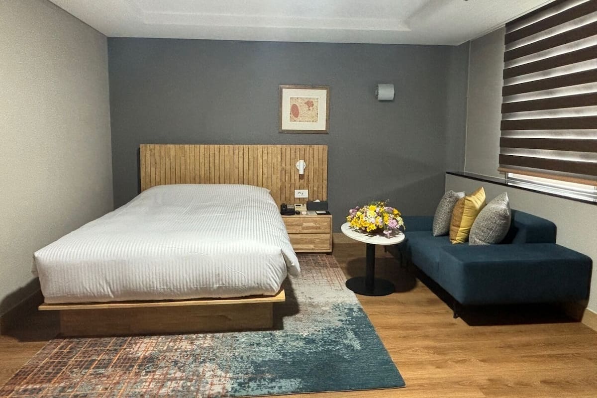 Chăn bông, minibar, két bảo mật tại phòng, bàn 