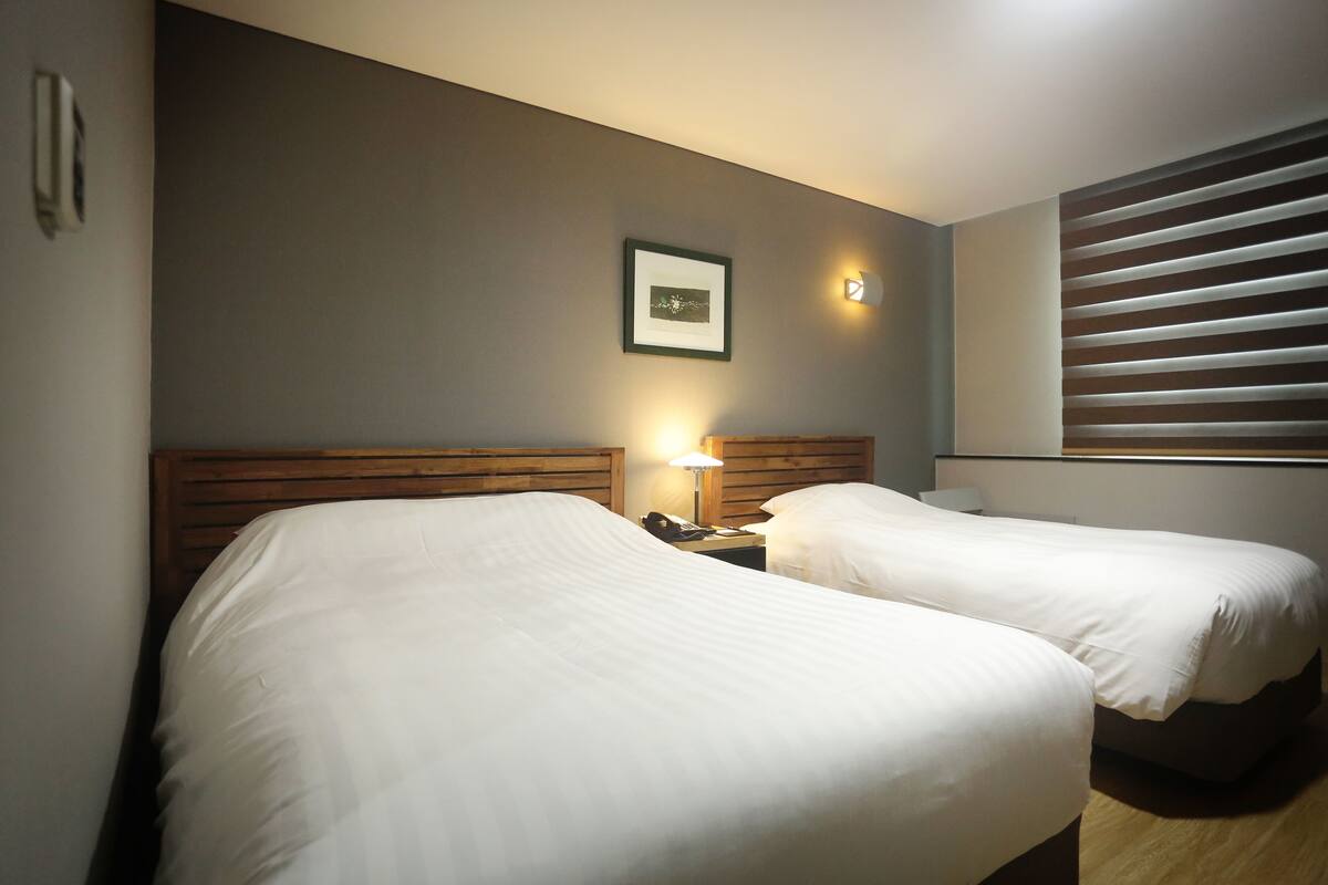 Phòng 2 giường đơn Tiêu chuẩn | Chăn bông, minibar, két bảo mật tại phòng, bàn 