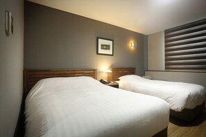 标准双床房 | 羽绒被、迷你吧、客房内保险箱、办公桌